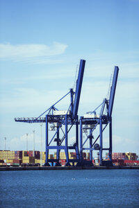 Kräne und Frachtcontainer im Hafengebiet - CAIF15095