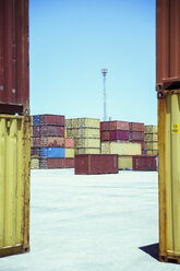 Gestapelte Frachtcontainer - CAIF15097
