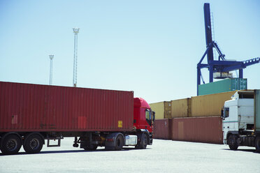 Lastwagen mit Frachtcontainer - CAIF15098