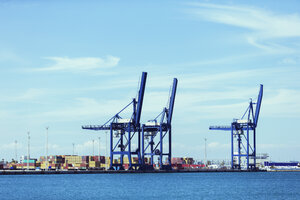Kräne und Frachtcontainer im Hafengebiet - CAIF15135