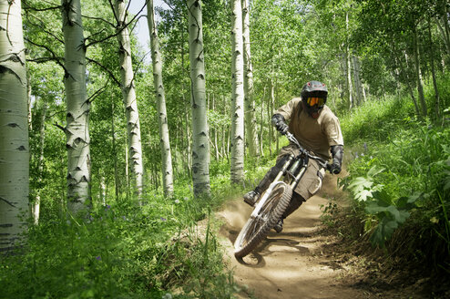 Mountainbiker fährt Fahrrad im Wald - CAVF06162