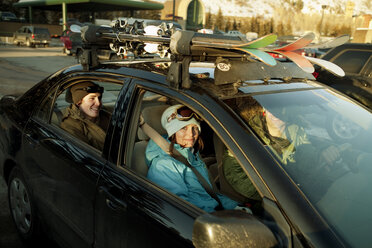 Glückliche Skifahrer sitzen im Auto - CAVF06180