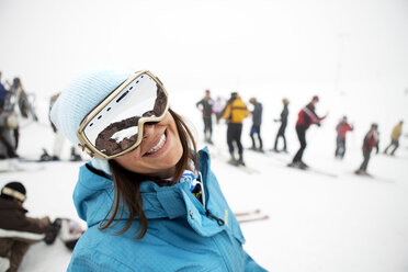 Porträt einer glücklichen Skifahrerin in einem Skigebiet - CAVF06181