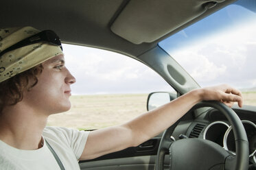 Seitenansicht eines Mannes beim Tauchen in einem Pick-up-Truck - CAVF06183