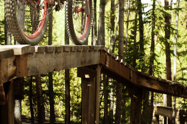 Ausgeschnittenes Bild eines Fahrrads auf einer Sportrampe im Wald - CAVF06227