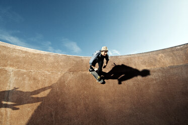 Niedriger Winkel Blick auf Mann Skateboarding auf Skate-Rampe gegen Himmel - CAVF06240