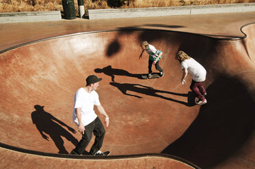 Hohe Winkel Ansicht von Freunden Skateboarding auf Sport-Rampe - CAVF06248