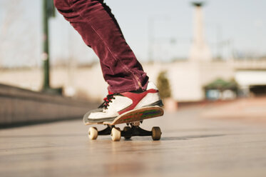 Niedriger Ausschnitt eines Mannes, der auf dem Fußweg Skateboard fährt - CAVF06254