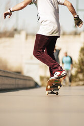 Niedriger Ausschnitt eines Mannes, der im Park Skateboard fährt - CAVF06257