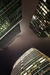 Niedriger Blickwinkel auf beleuchtete Wolkenkratzer bei Nacht - CAVF06272