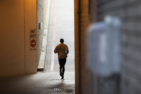 Mann läuft durch die Straßen der Stadt, lizenzfreies Stockfoto
