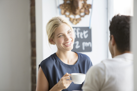 Ehepaar trinkt gemeinsam Kaffee in einem Cafe, lizenzfreies Stockfoto