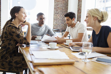 Geschäftsleute im Gespräch bei einem Treffen in einem Café - CAIF15202