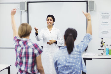 Schüler mit ihrem Lehrer im Schülerlabor - CAIF15213