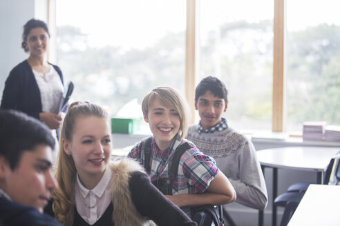 Fröhliche Gymnasiasten mit ihrem Lehrer im Klassenzimmer - CAIF15214