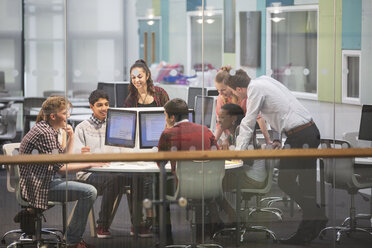 Schüler beim IT-Unterricht in einem modernen Klassenzimmer mit Glaswänden - CAIF15229