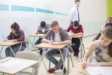 Schüler schreiben ihre GCSE-Prüfung im Klassenzimmer - CAIF15232