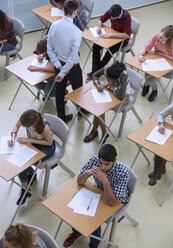 Erhöhter Blick auf Schüler, die ihre GCSE-Prüfung schreiben - CAIF15233