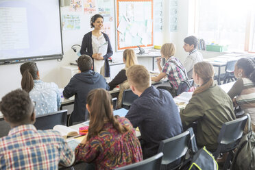 Lehrer und Schüler im Klassenzimmer während des Unterrichts - CAIF15234