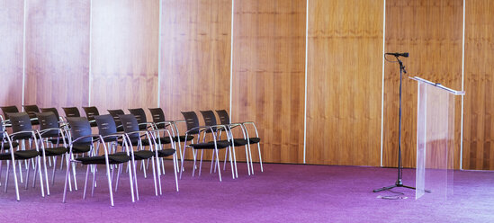 Blick in einen leeren Konferenzraum - CAIF15239