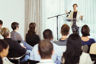 Geschäftsfrau bei einer Präsentation im Konferenzraum - CAIF15246