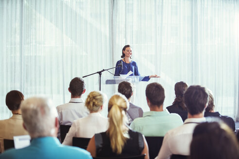 Junge Geschäftsfrau bei einer Präsentation im Konferenzraum - CAIF15263