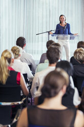 Junge Geschäftsfrau bei einer Präsentation im Konferenzraum - CAIF15264