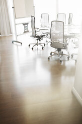 Leerer Konferenzraum mit Konferenztisch, Bürostühlen und Whiteboard - CAIF15268