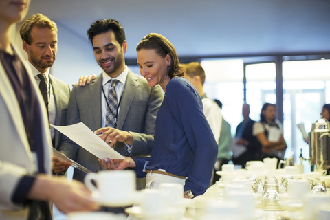 Porträt von Geschäftsleuten in der Lobby eines Konferenzzentrums während der Kaffeepause, lizenzfreies Stockfoto