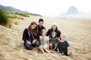Porträt einer Familie im Sand am Strand - CAVF06696