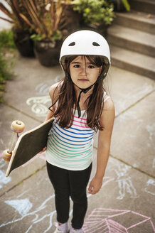 Hohe Winkel Ansicht von Mädchen mit Skateboard stehend Fußweg - CAVF06840