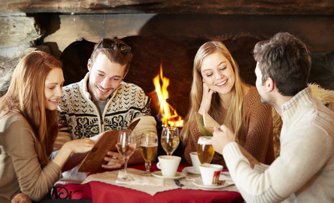 Freunde bestellen Essen im Restaurant, lizenzfreies Stockfoto