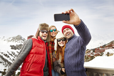 Freunde fotografieren zusammen im Schnee - CAIF15286