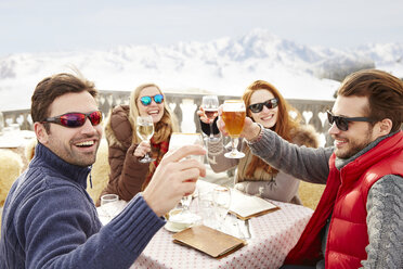 Freunde beim Feiern mit Getränken im Schnee - CAIF15307