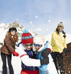 Freunde machen eine Schneeballschlacht im Schnee - CAIF15318