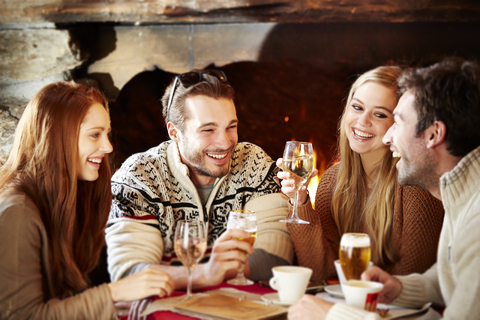 Freunde, die gemeinsam Getränke genießen, lizenzfreies Stockfoto