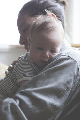 Porträt einer Mutter mit kleinem Baby im gestreiften T-Shirt - CAIF15342