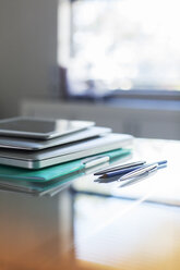 Dokumente und digitales Tablet auf dem Schreibtisch im Büro - CAIF15363