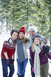 Familie spielt gemeinsam im Schnee - CAIF15372