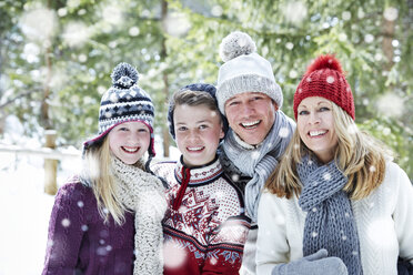 Familienumarmung im Schnee - CAIF15398