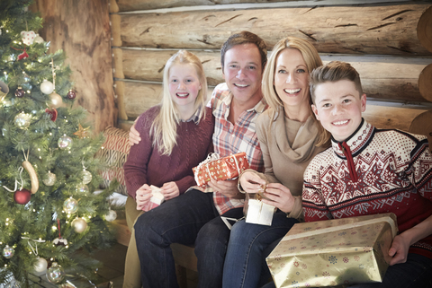 Familie öffnet Geschenke an Weihnachten, lizenzfreies Stockfoto