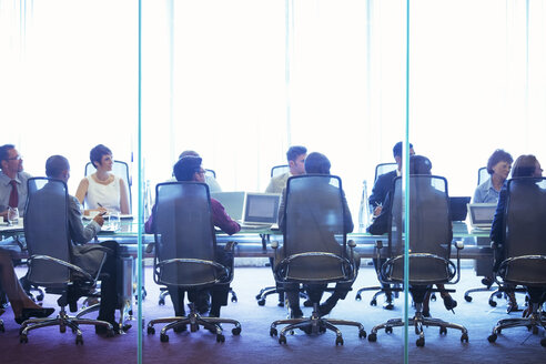 Geschäftsleute, die sich in einem Konferenzraum treffen, mit Laptops sitzen und diskutieren - CAIF15447