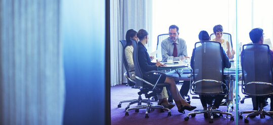 Geschäftsleute bei einem Treffen im Konferenzraum - CAIF15452