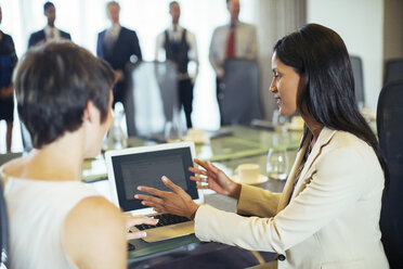 Geschäftsfrauen sitzen mit Tablet-PC im Konferenzraum - CAIF15453