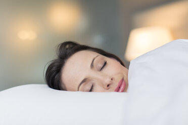 Schlafende Frau in ihrem Bett - CAIF15534