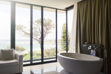 Luxuriöses Badezimmer mit schönem Blick auf die Küste - CAIF15544