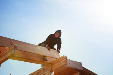 Niedriger Blickwinkel auf Architektur auf Holzrahmen gegen klaren Himmel an einem sonnigen Tag - CAVF07009