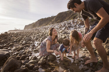 Glückliche Familie am Strand bei Sonnenuntergang - CAVF07116