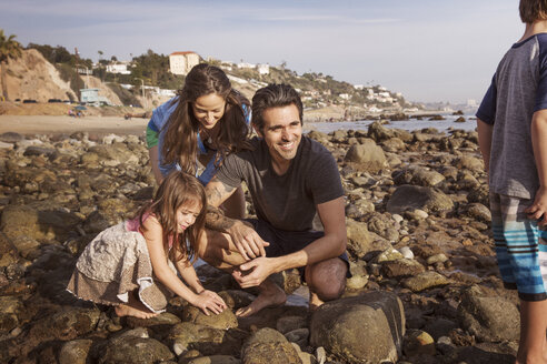 Familie genießt am Strand bei Sonnenuntergang - CAVF07119