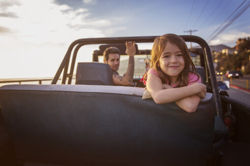 Porträt eines glücklichen Mädchens mit Vater in einem Pick-up-Truck - CAVF07151